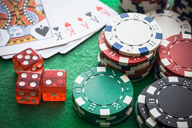 Layar dashboard multi-kategori dengan akses Liga 1, slot, dan meja roulette